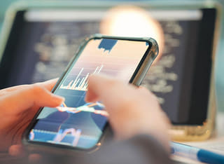 Checking a clear fund transfer and withdrawal process, an investor reviews each step